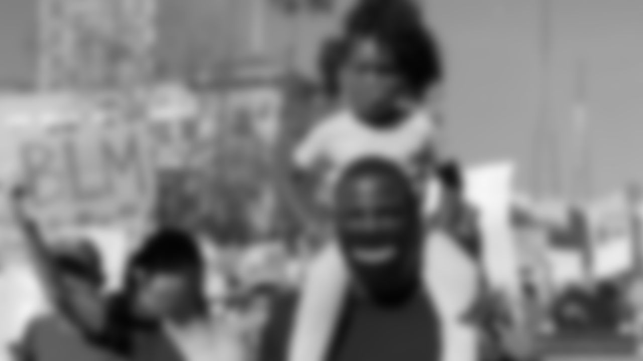 DT Malik Jackson: "BLACK LIVES. THEY MATTER HERE!!!"