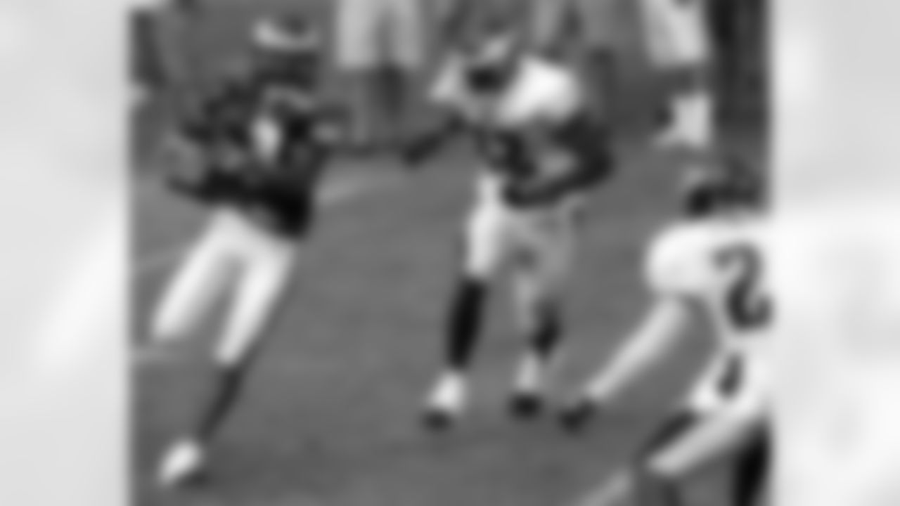 WR Greg Lewis with reception in traffic