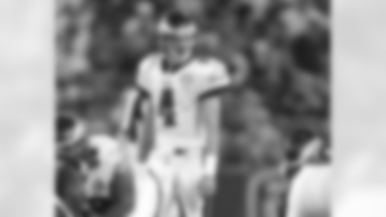 QB Kevin Kolb looks over things at the line of scrimmage
