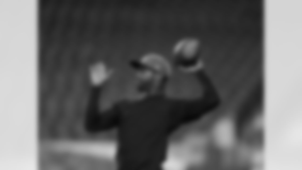Eagles' QB Michael Vick warms up on the field before the game.