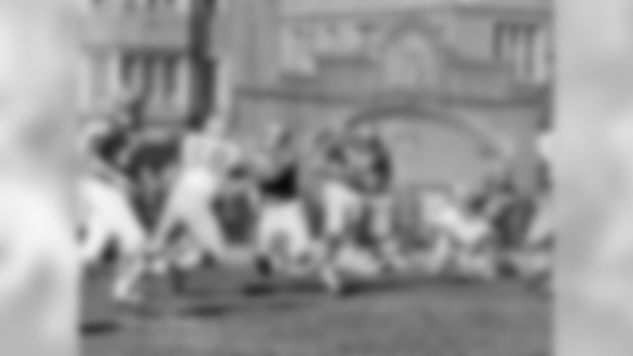 Ted Dean takes off in 1960, helping the Eagles capture their third NFL Championship title