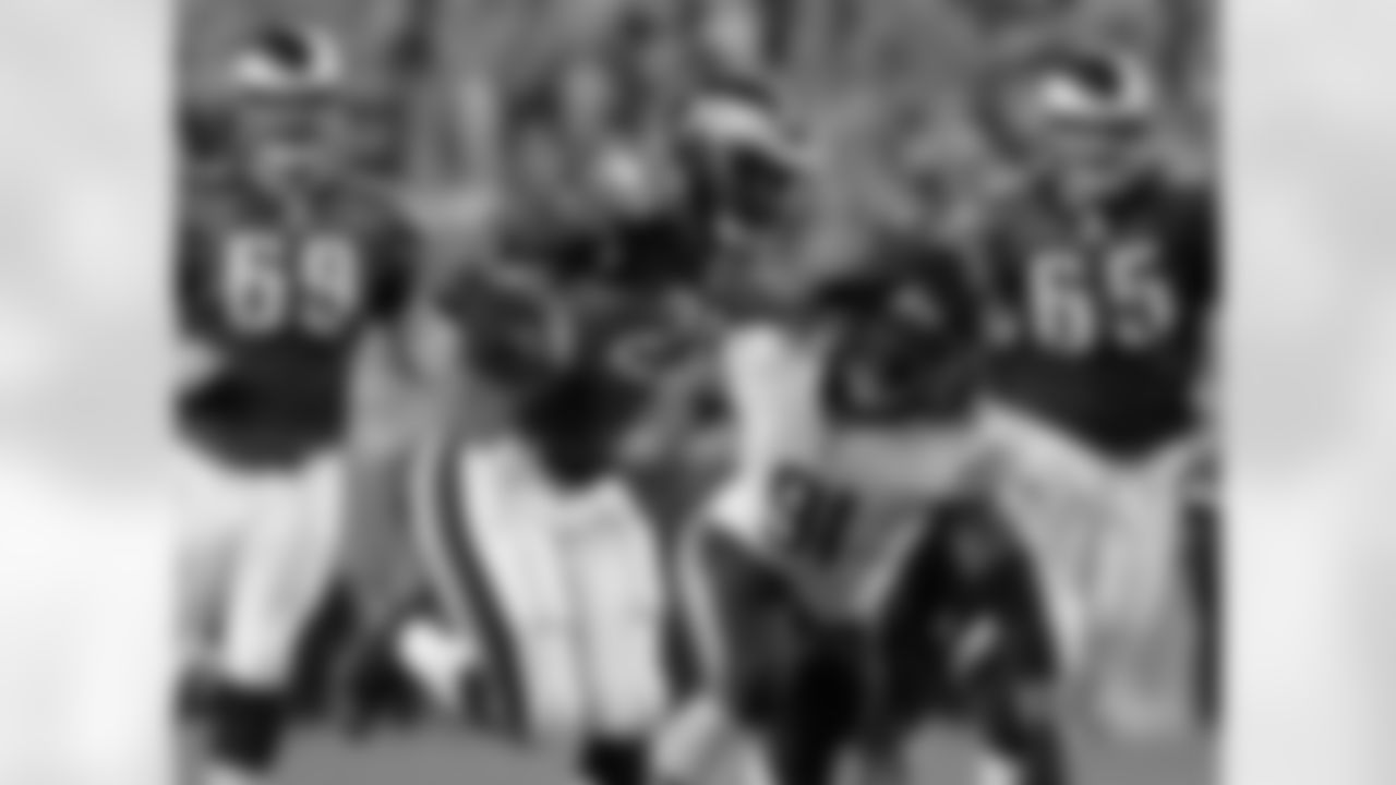 Eagles' RB LeSean McCoy stiff-arms Bears' DE David Bass.
