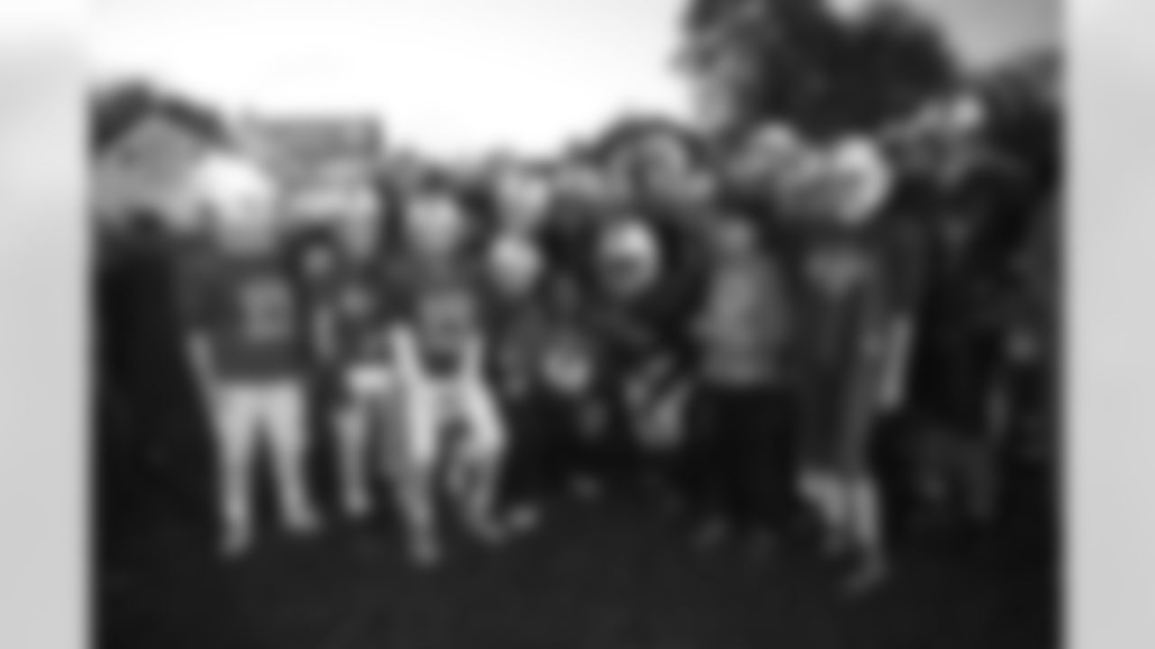 Cox joins in on a team photo