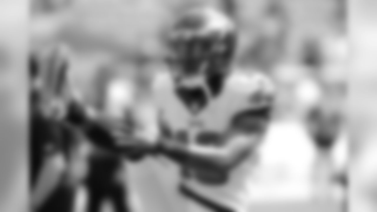 WR Jeremy Maclin warming up