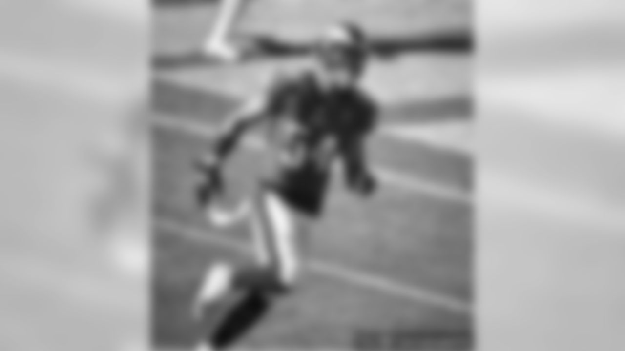 Kamu Grugier-Hill on special teams during the Chargers game Sunday.