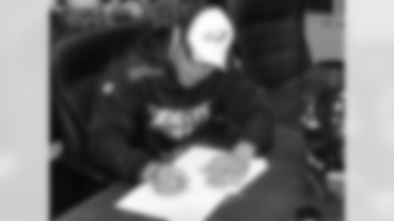 QB Mark Sanchez puts the pen to the paper on his one-year deal