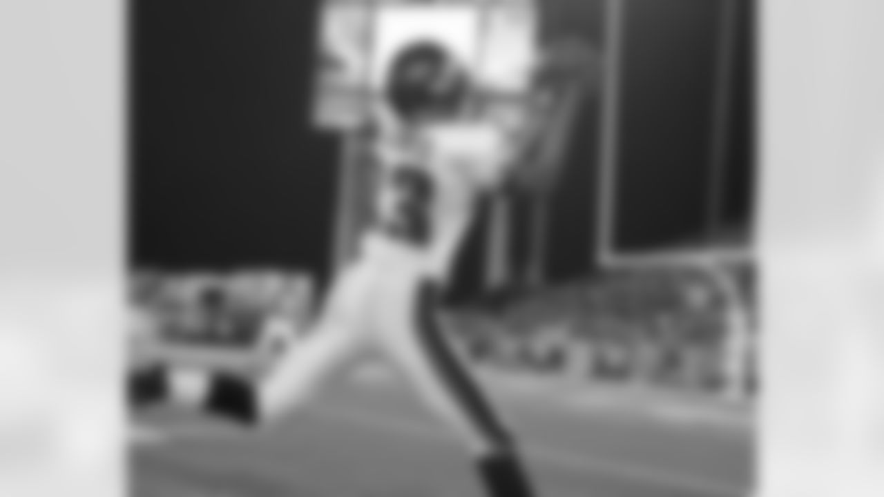 WR Greg Lewis with a reception, albeit out of bounds
