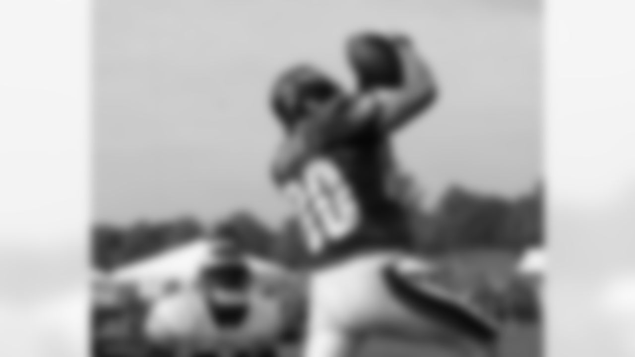 WR Kevin Curtis goes up and makes a catch