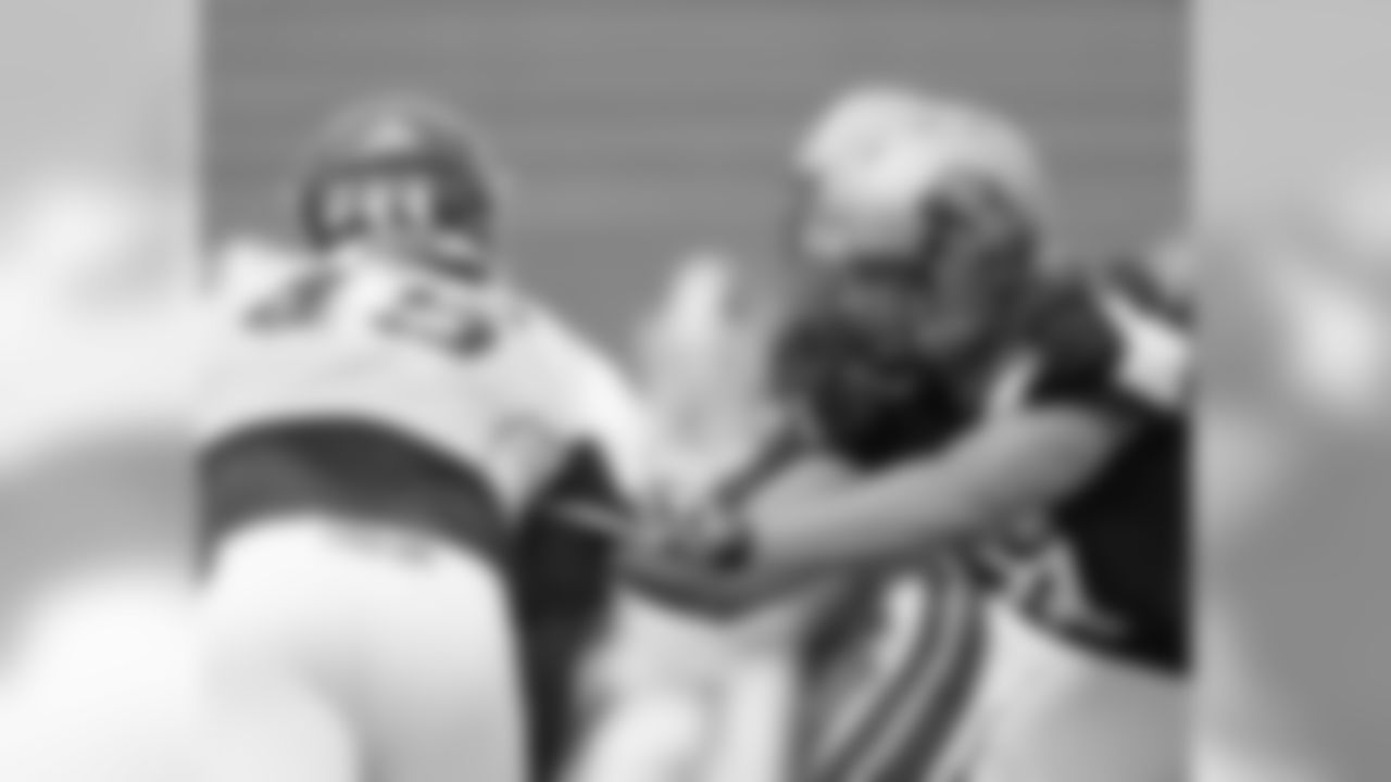 Colorado's Nate Solder blocking Oklahoma's Jeremy Beal