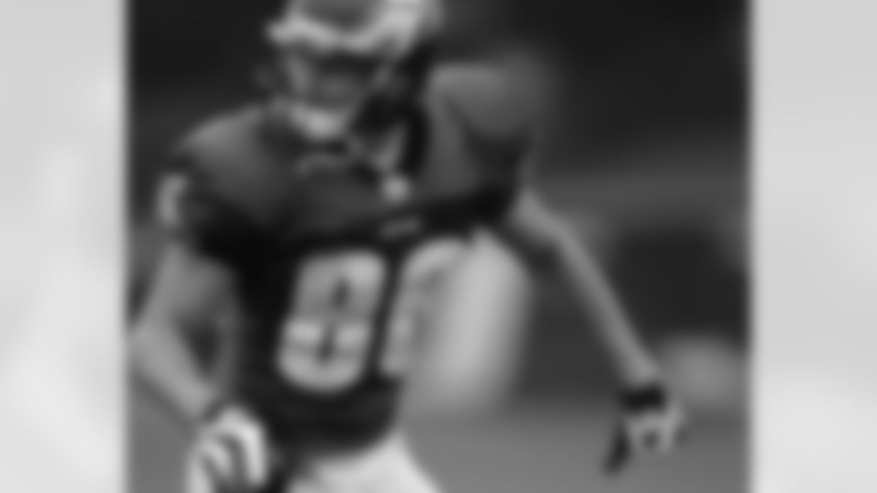 WR Kevin Curtis runs a route