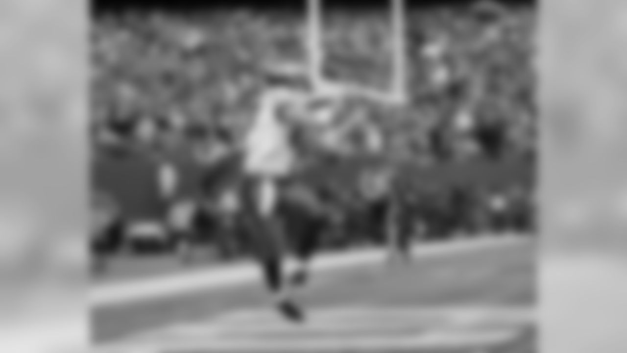 TE Brent Celek looks in TD pass