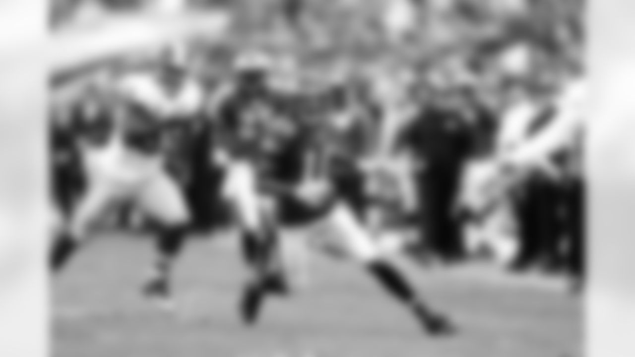 Eagles' WR DeSean Jackson runs for extra yards after making the catch.
