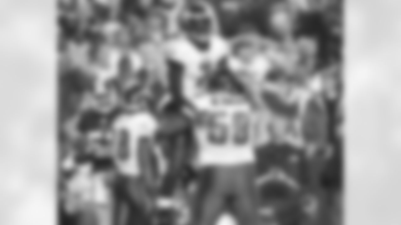 QB Mike Vick and G Nick Cole celebrate