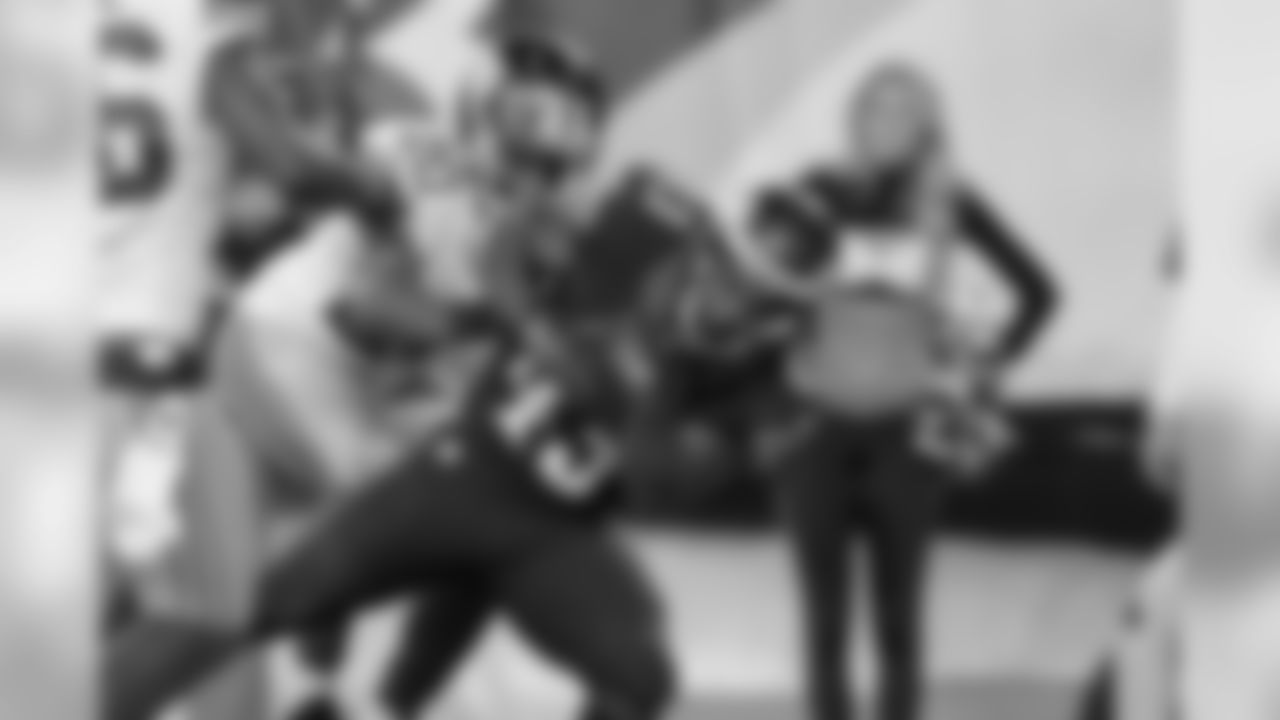 RB Darren Sproles fighting through tackles