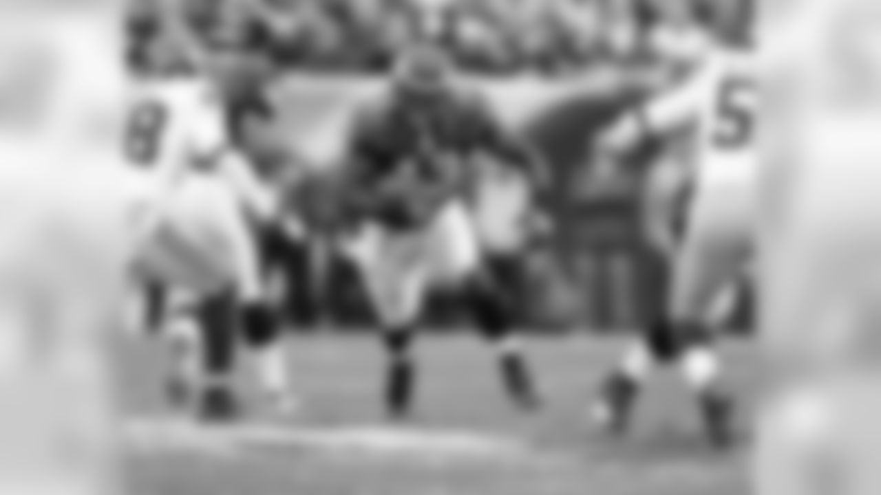 FB Leonard Weaver up the middle