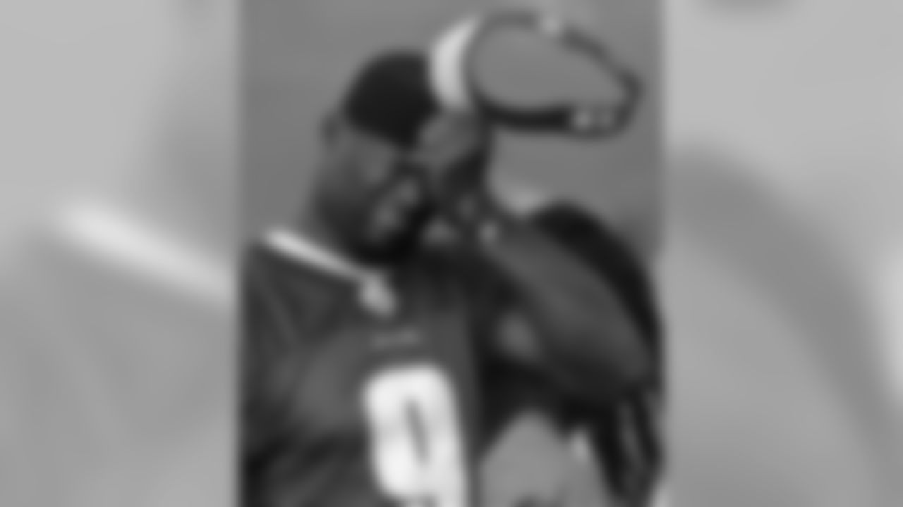 Vince Young 'learning' on the sideline