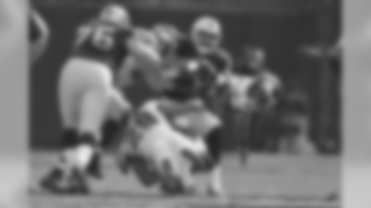A flock of Eagles' defenders make a tackle on Raiders' RB Darren McFadden.