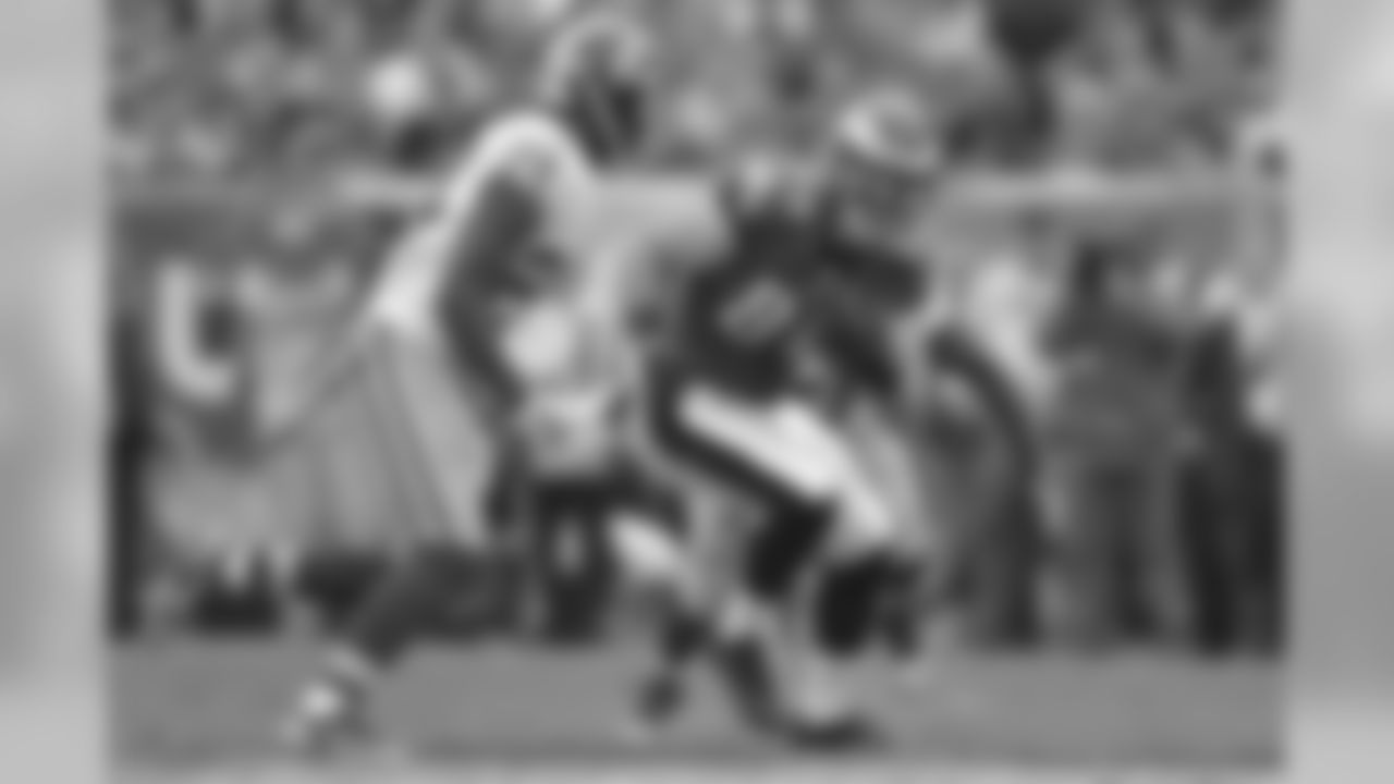 Eagles' TE Zach Ertz catches a pass for a first down.