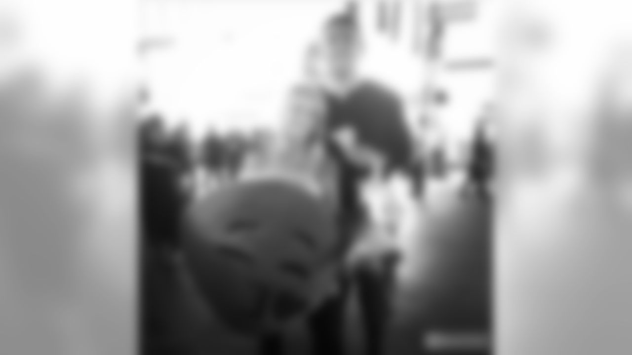 TE Zach Ertz: "#TBT to when I dominated the fair trying to impress Julie Ertz"