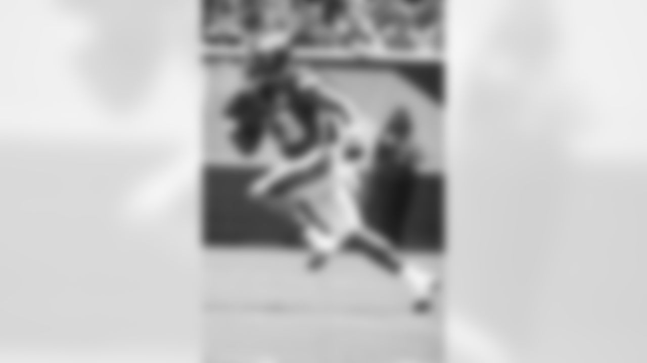 WR Josh Huff runs with the ball