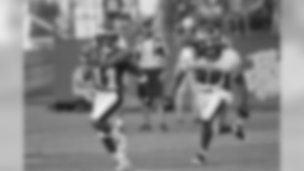 WR Sinorice Moss outruns CB Jorrick Calvin
