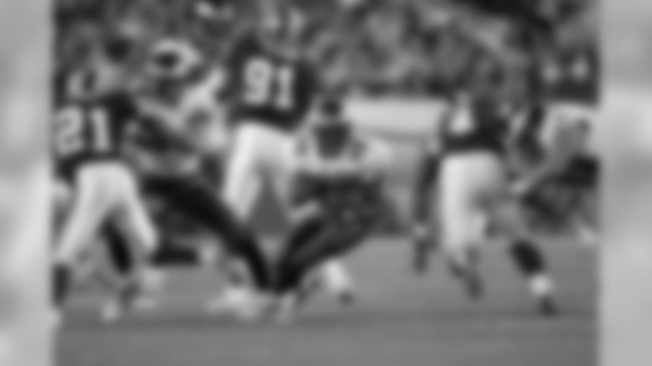 RB Brian Westbrook finds the hole