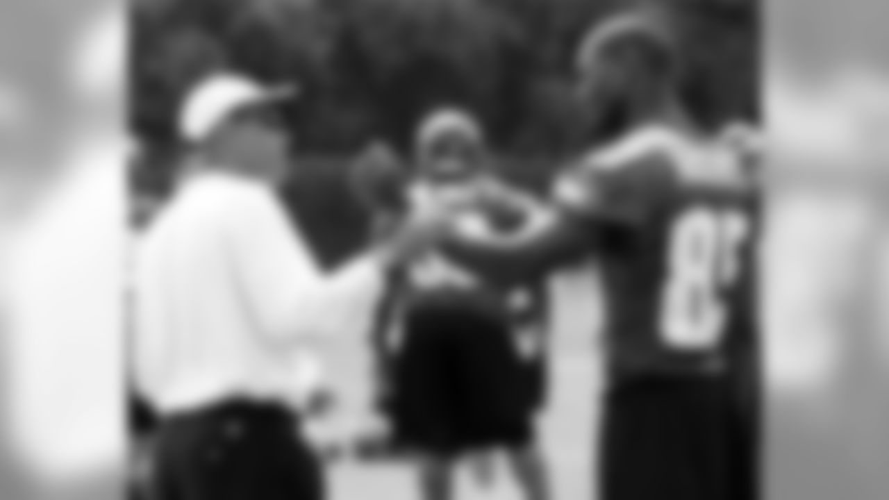 Receivers coach David Culley works with WR Darnerien McCants