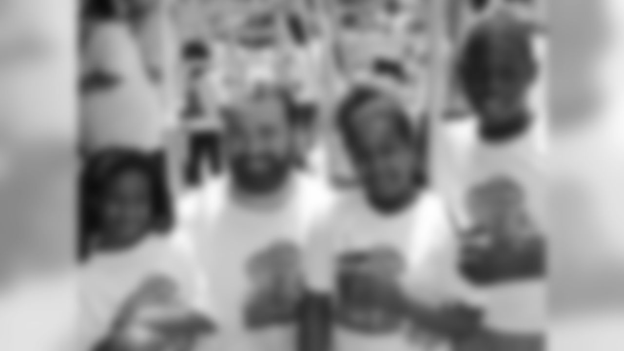 Center Jason Kelce allowed these students to paint his beard green