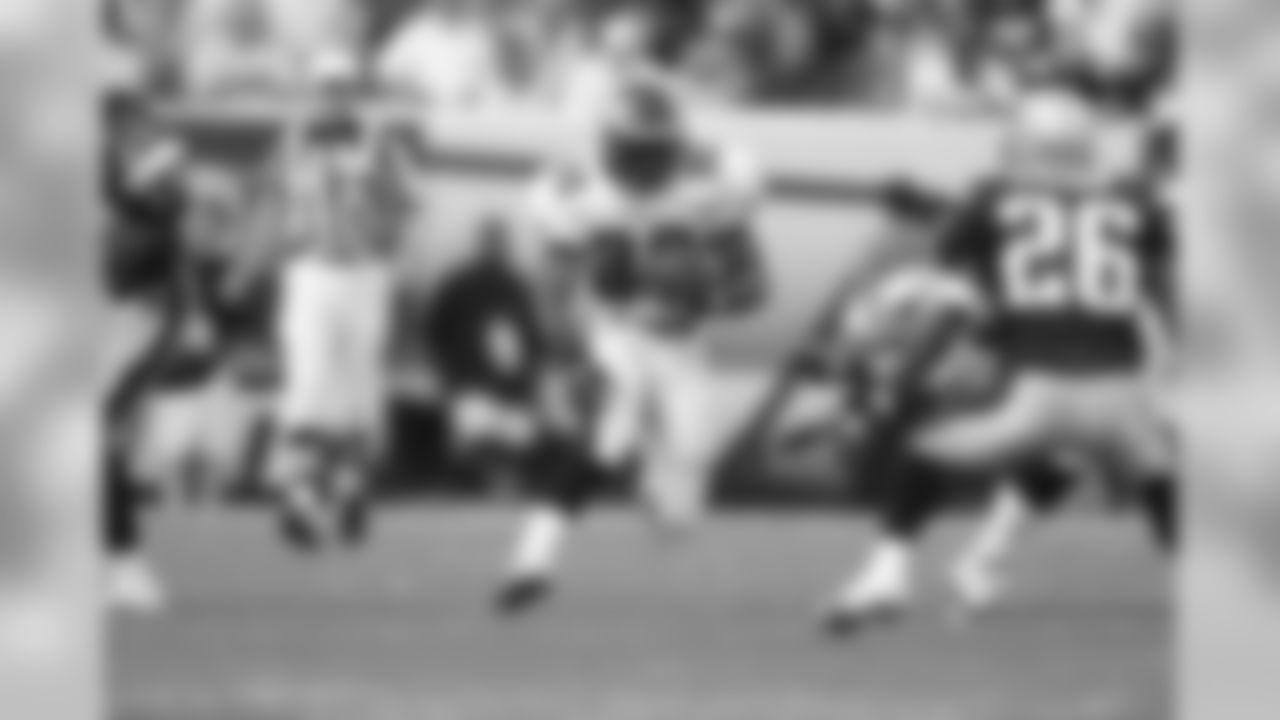 RB Brian Westbrook with some running room