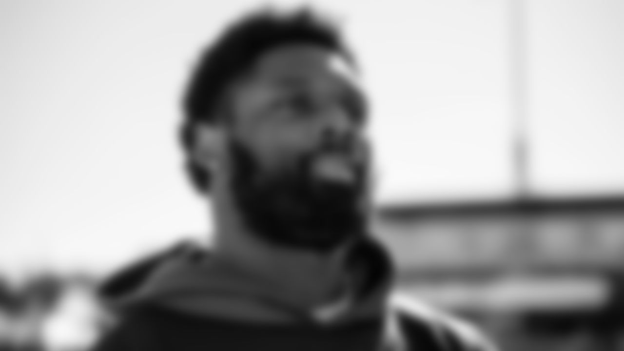 DE Josh Sweat