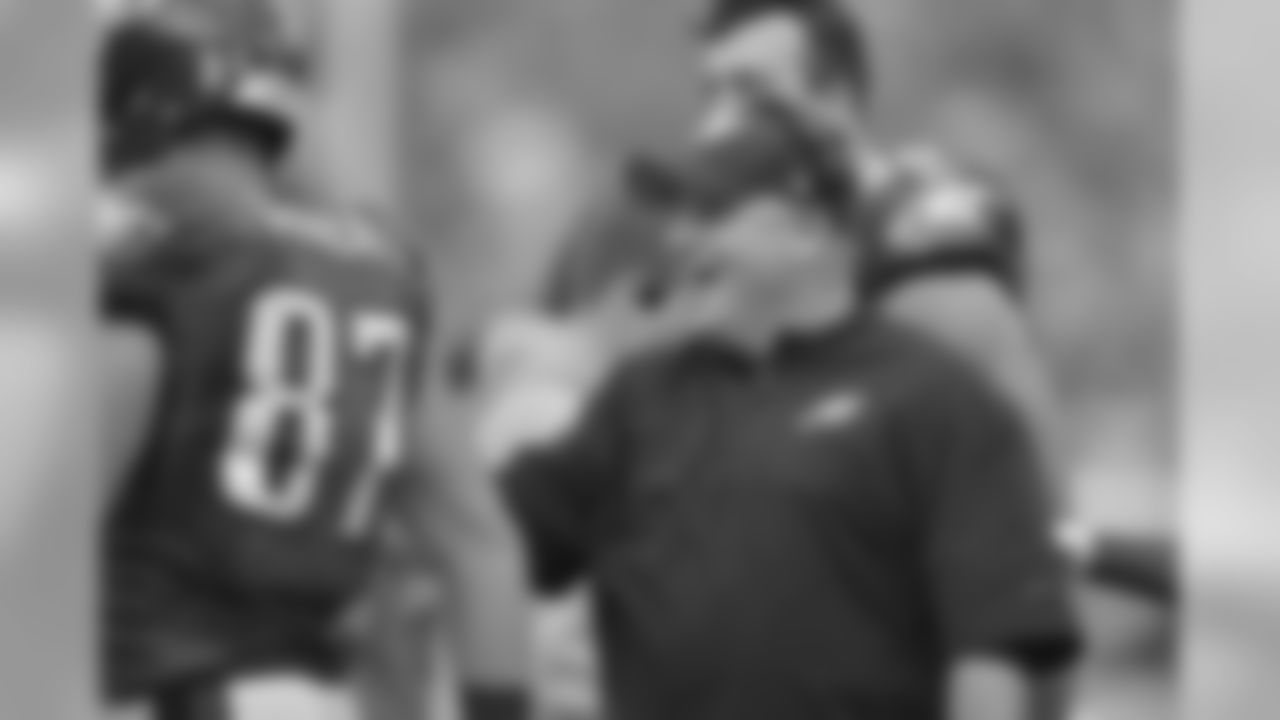 Eagles' Head Coach Chip Kelly praises TE Brent Celek on the sidelines.