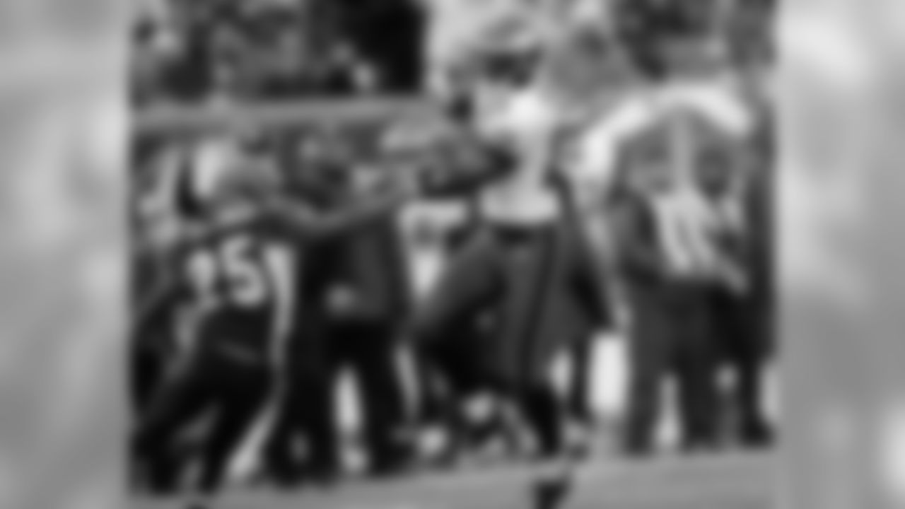 WR Jason Avant comes down with the ball