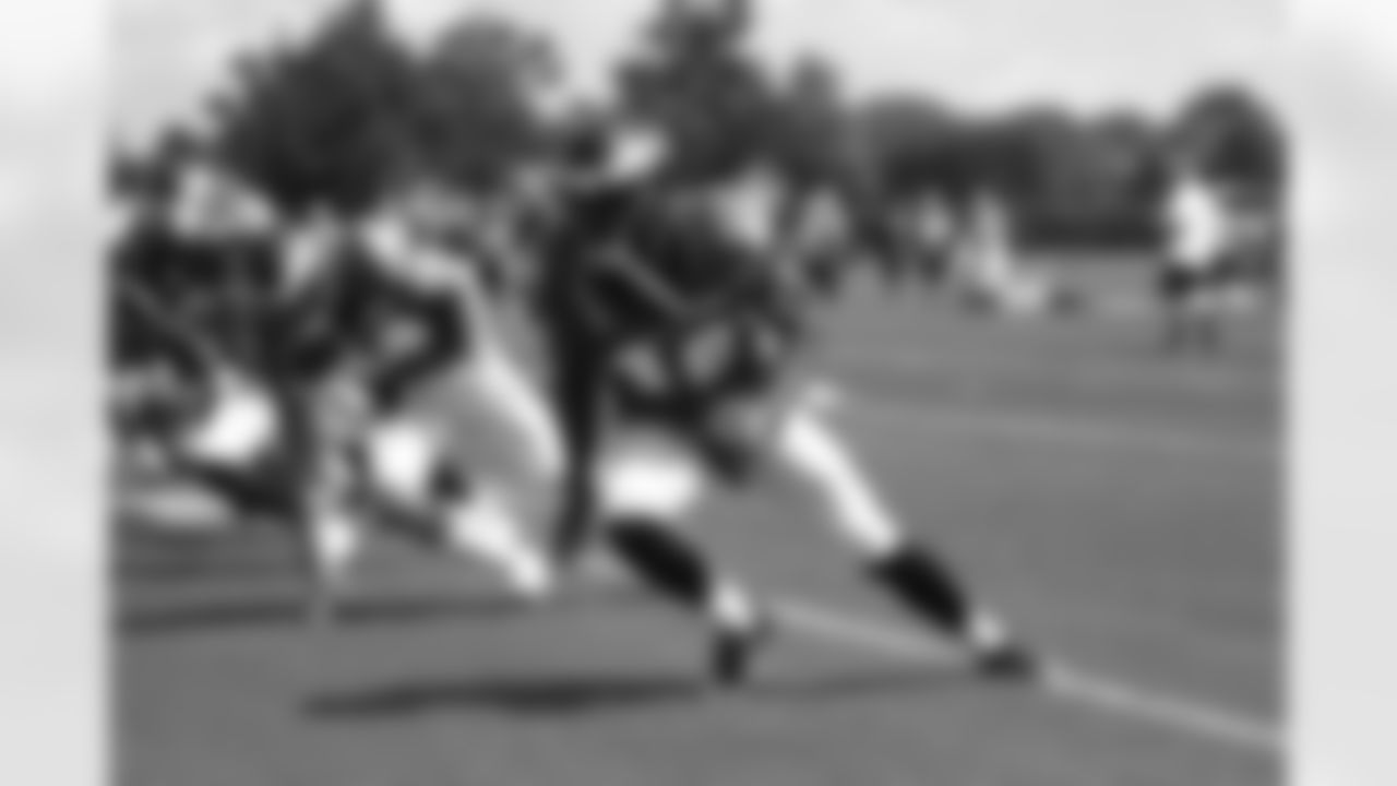 WRs Seyi Ajirotutu and Riley Cooper make the turn