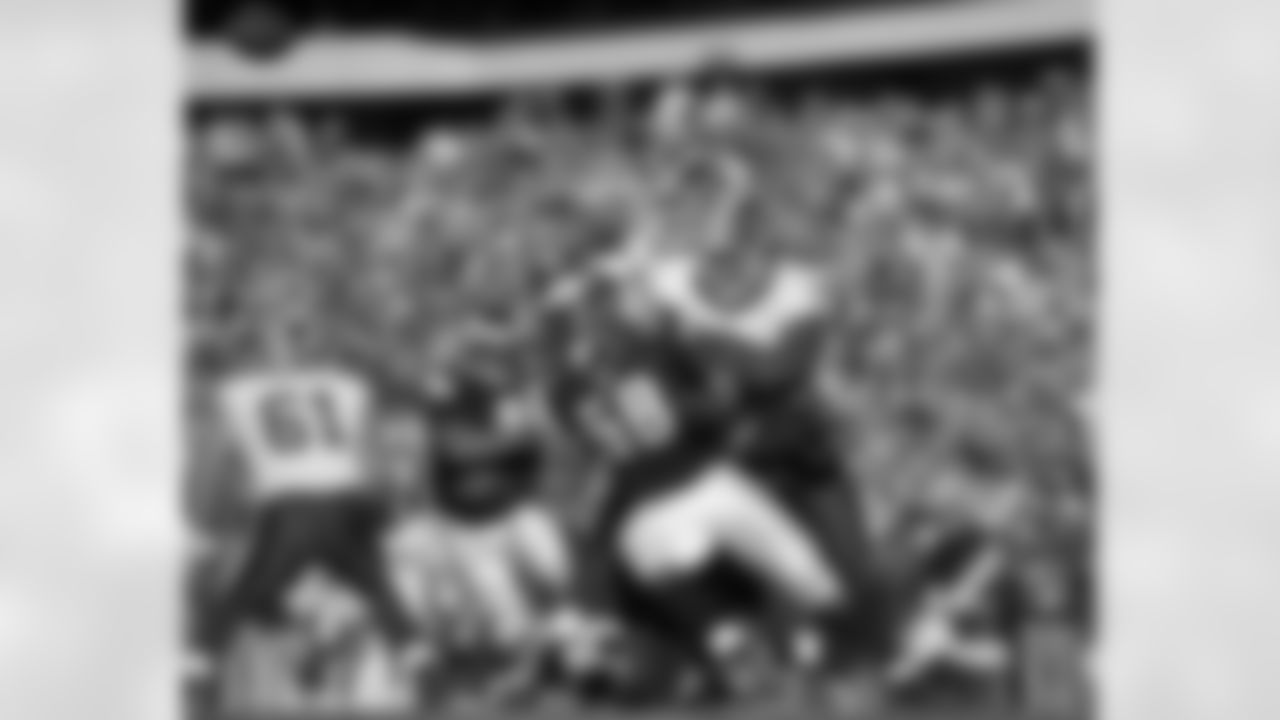 Redskins QB Jason Campbell unloads a pass despite pass rush
