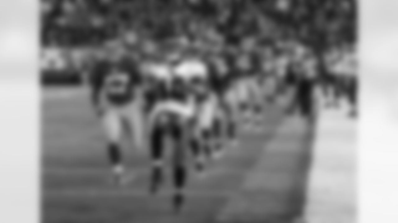 DeSean Jackson played the role of the Pied Piper in scoring on this 72-yard punt return against the Giants in 2009
