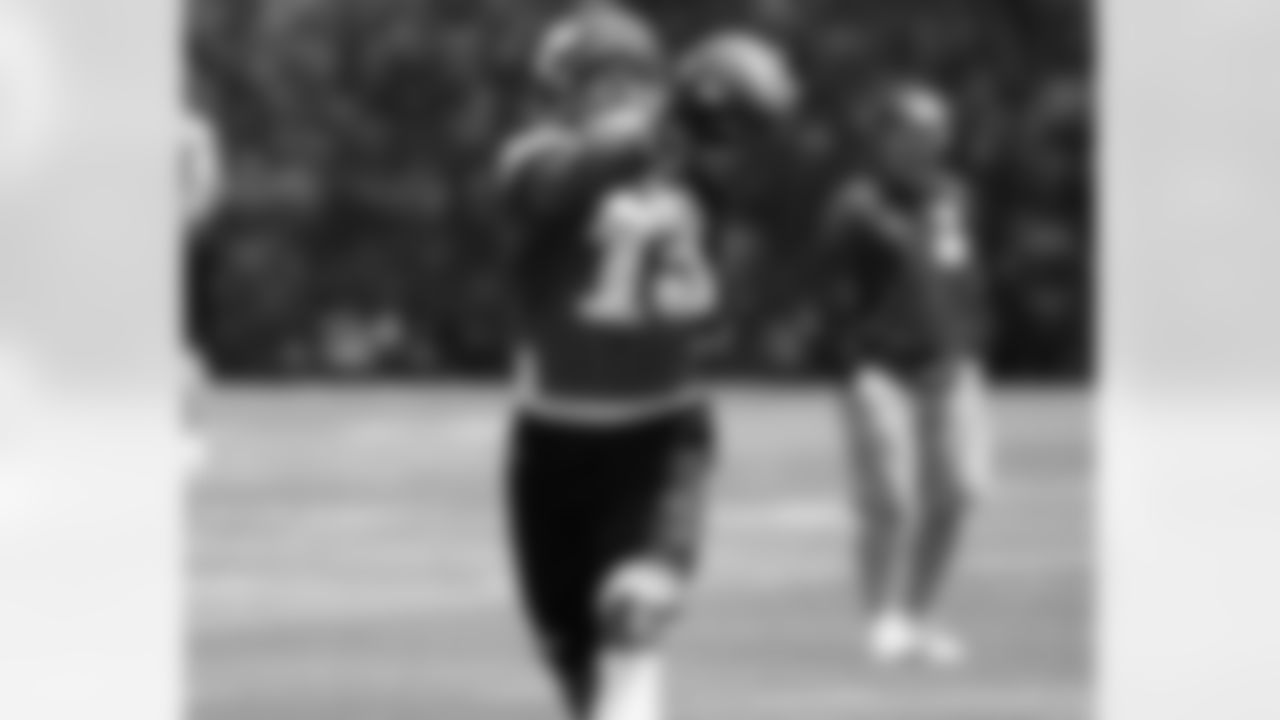 Rookie WR Marcus Thigpen extends for a catch