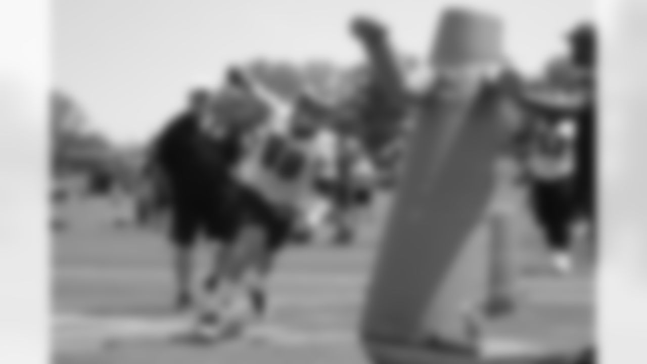 LB Connor Barwin races toward the ball