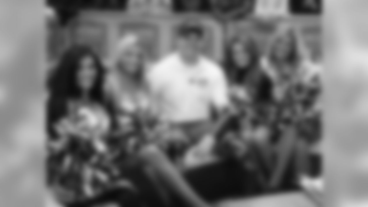 Cheerleaders with retired United States Staff Sergeant Travis Mills, travismills.org
