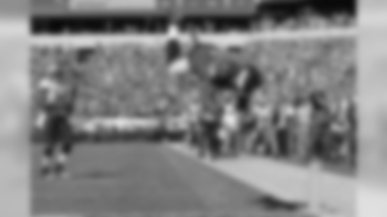 WR Josh Huff flips into the endzone