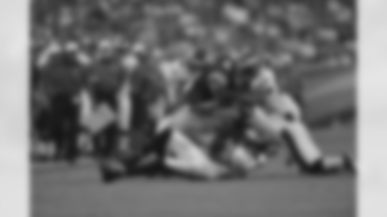 Eagles defenders bring down a Pittsburgh Steeler