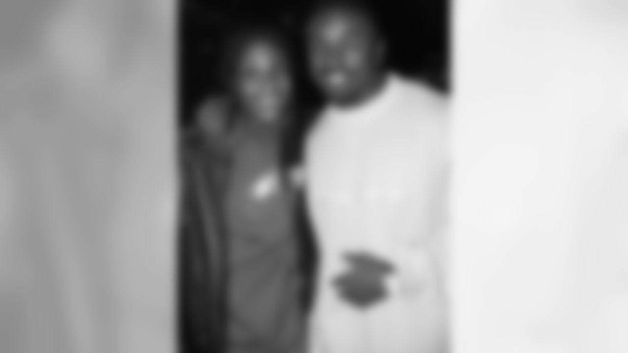 RB/PR Brian Westbrook poses for photo with fan
