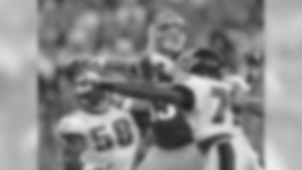 DE Phillip Hunt pressures Patriots' QB Ryan Mallett