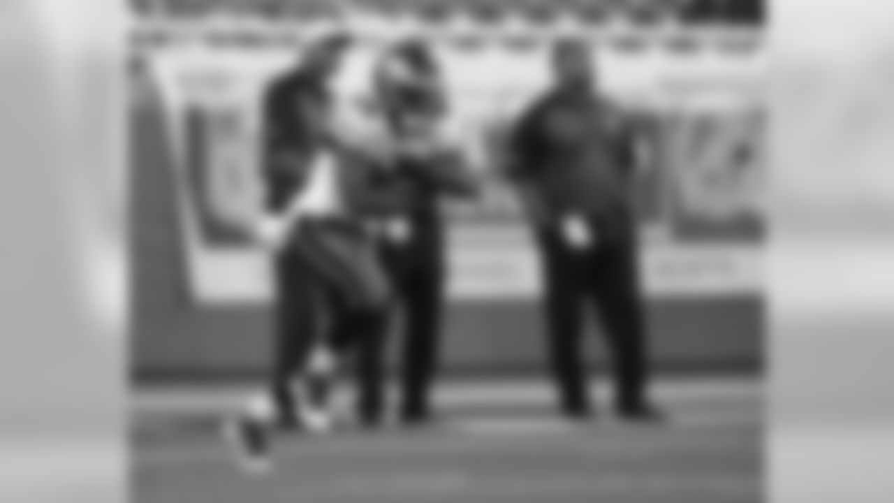 RB LeSean McCoy warms up