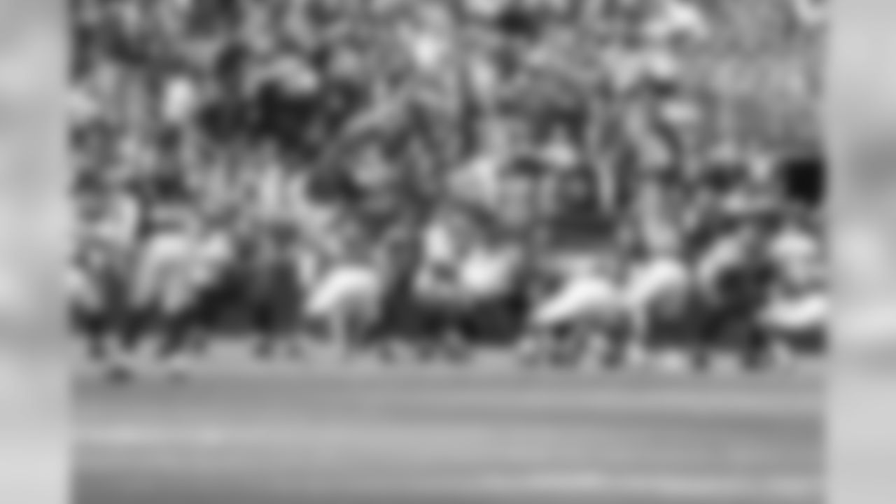Eagles' offense prepares to take the snap