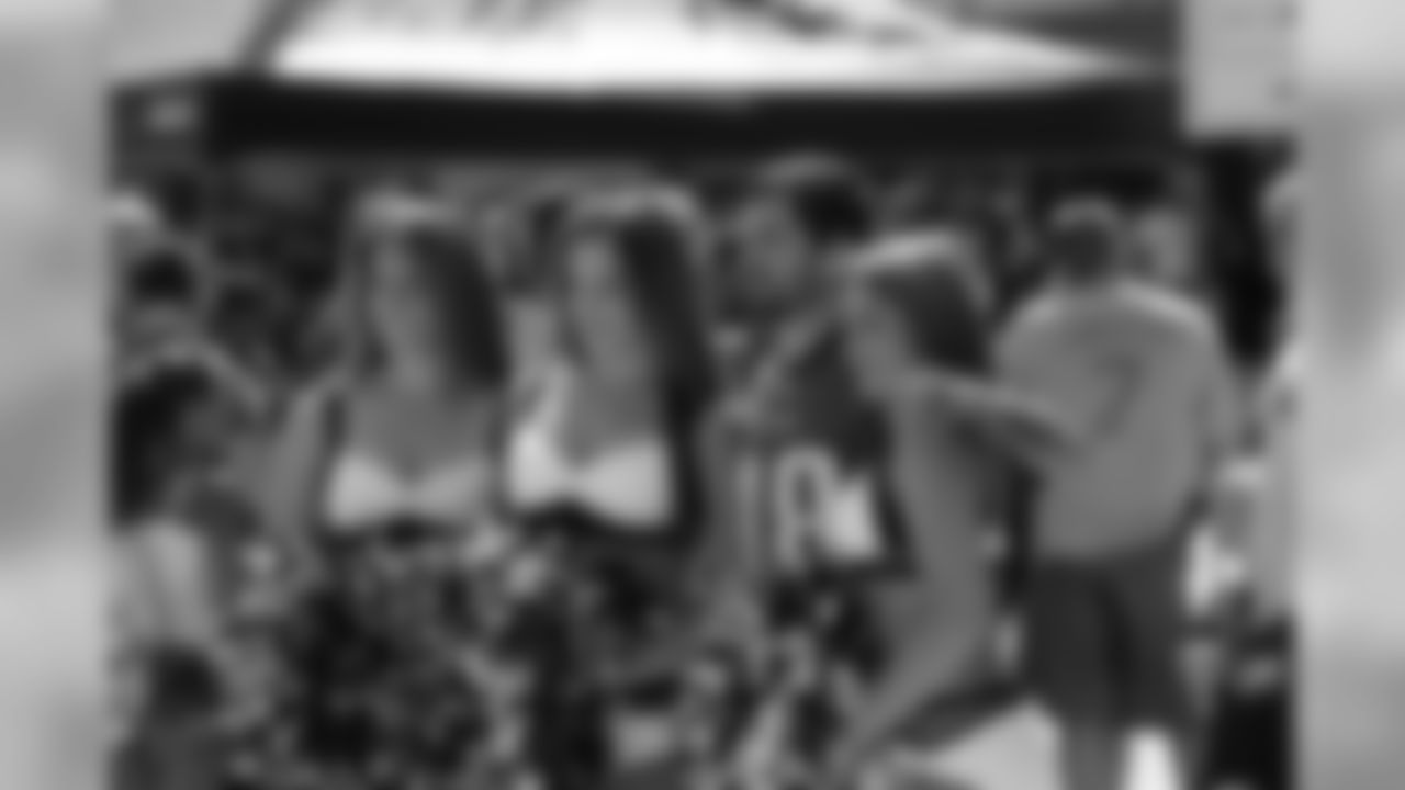 Eagles Cheerleaders pose for photos in HeadHouse Plaza