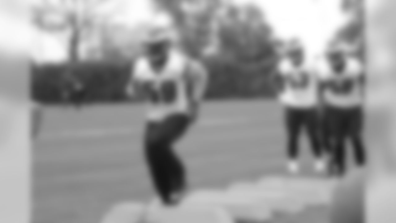 LB DeMeco Ryans leads the pack