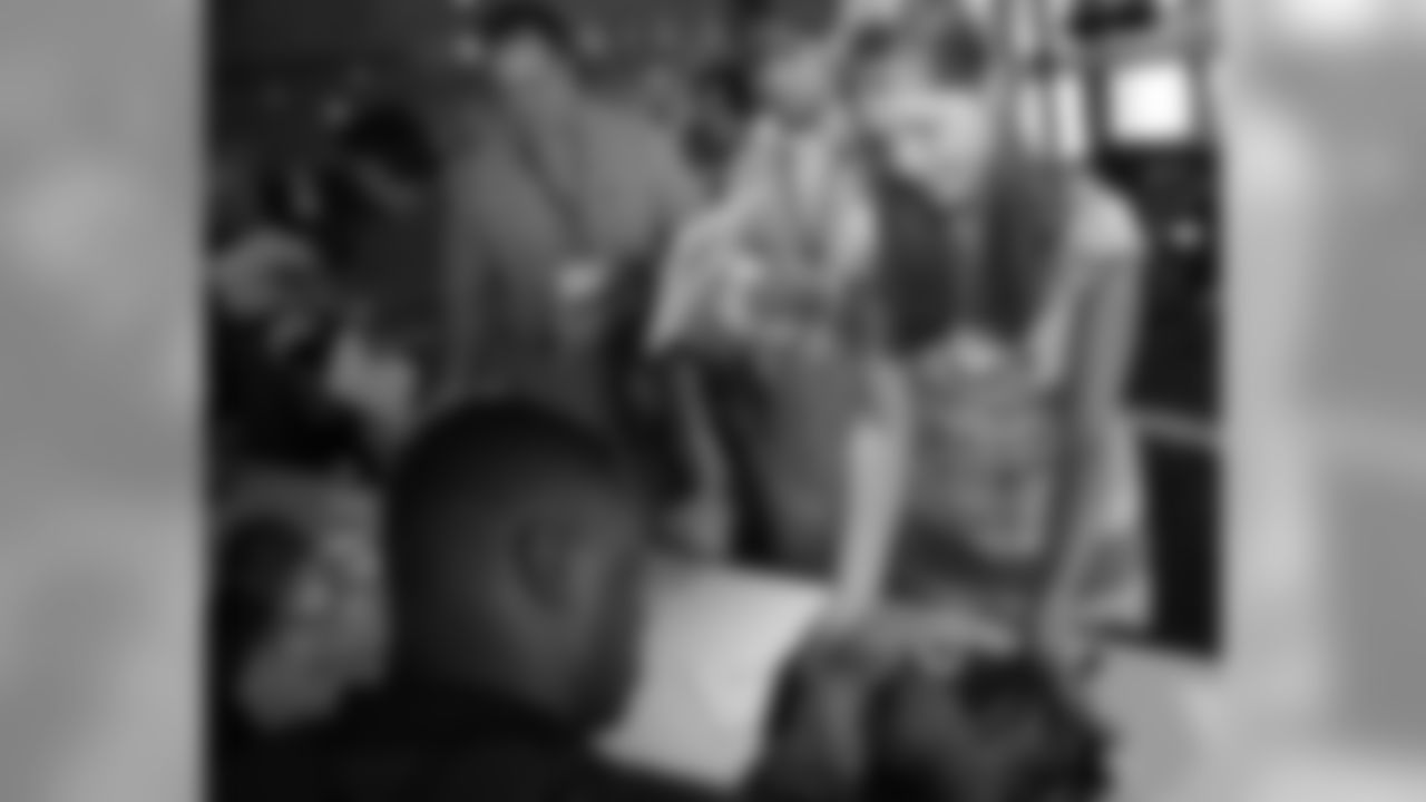 CB Troy Vincent signs a fan's jersey