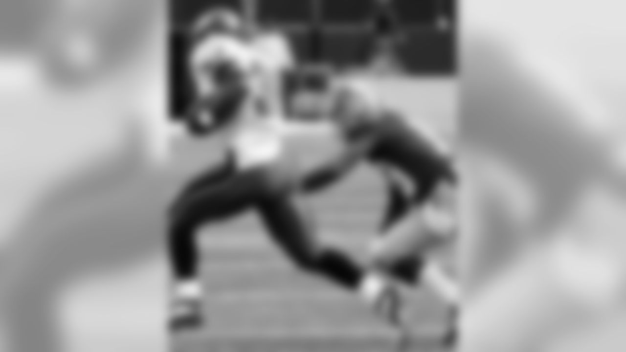 RB Brian Westbrook avoids Feagles' tackle