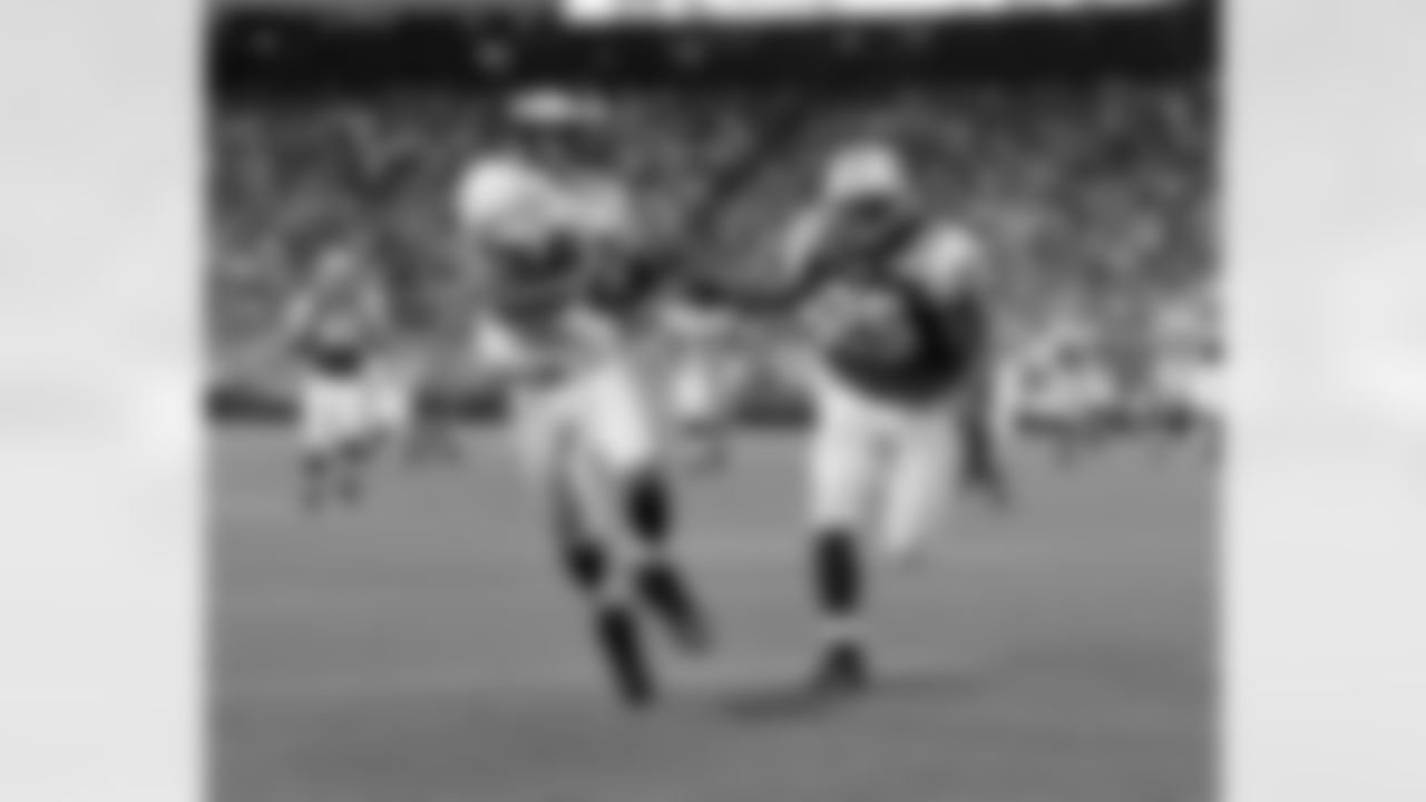 WR Greg Lewis hauls in a 30 yard pass