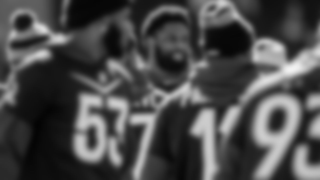 DE Josh Sweat